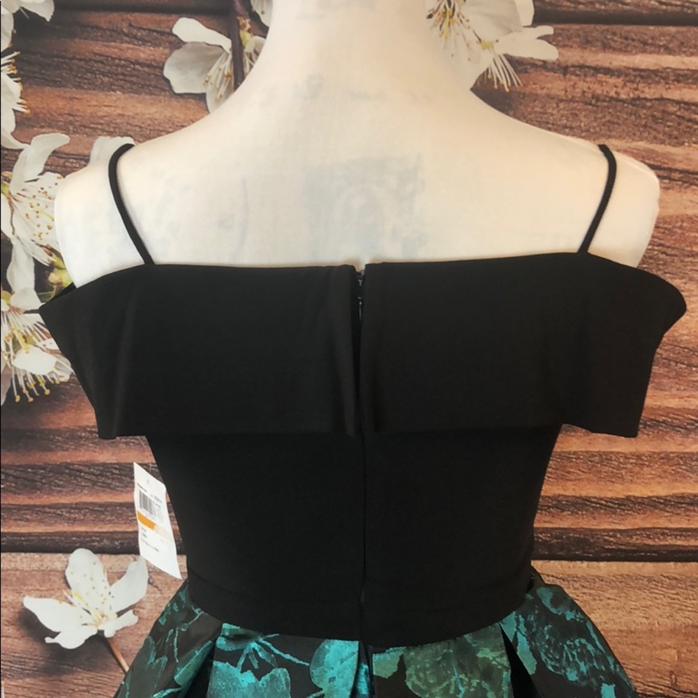 Floral printed cold shoulder dress - Picture 4 of 10